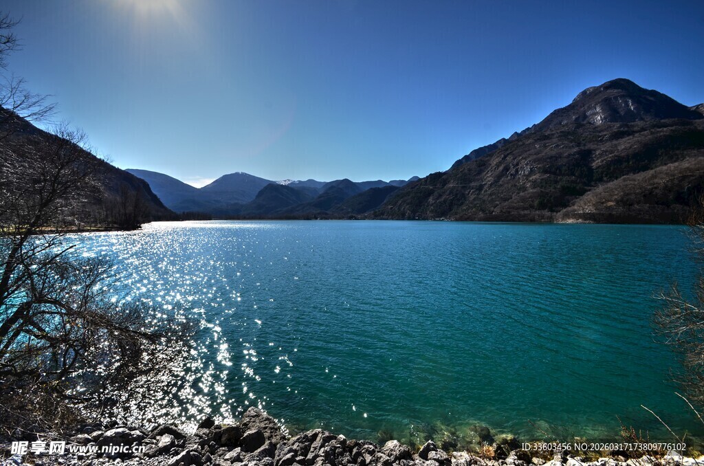 美丽湖景与远山相映