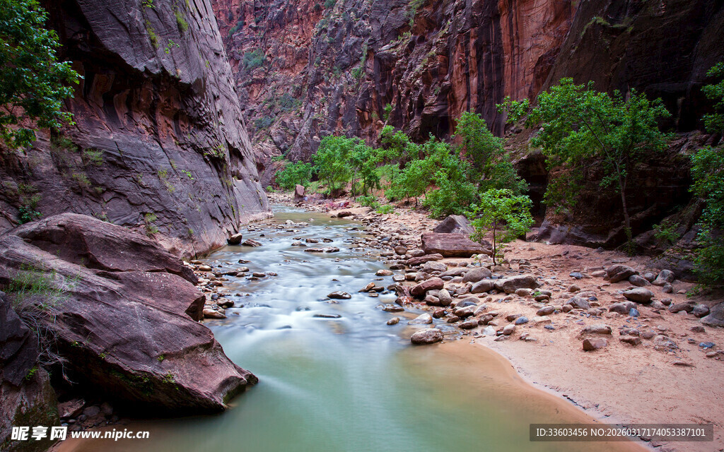 峡谷溪流间的自然美景