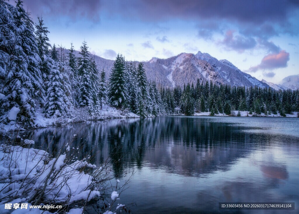 冬日雪覆山林湖泊美景
