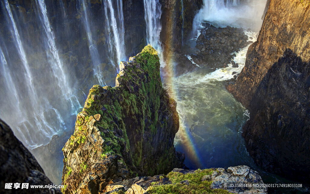 壮观瀑布下的嶙峋岩石