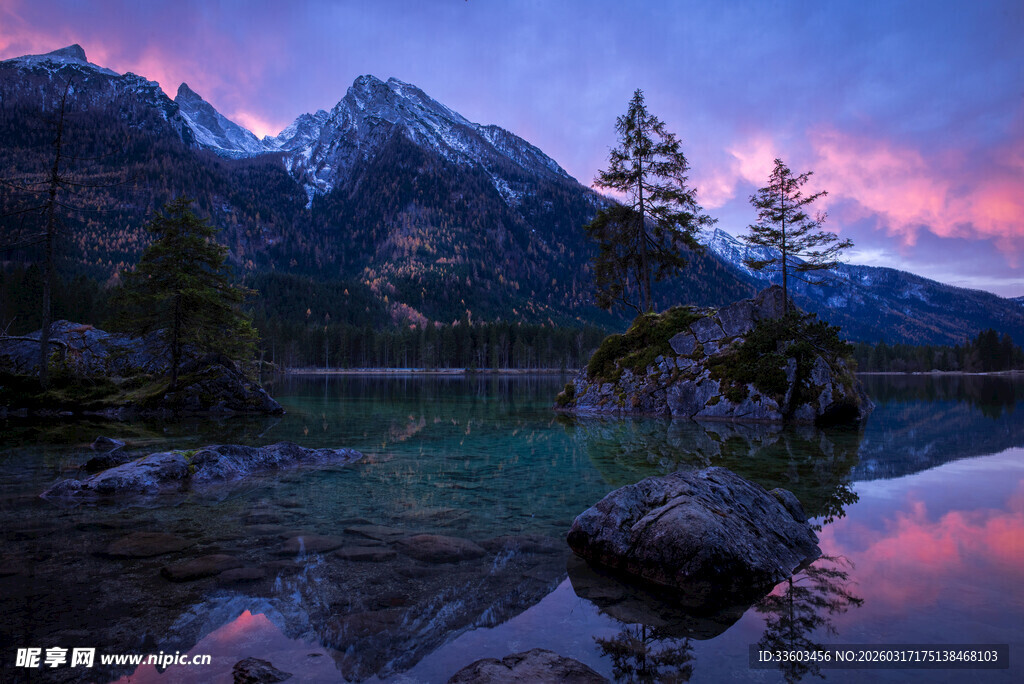 湖畔山林的梦幻黄昏美景