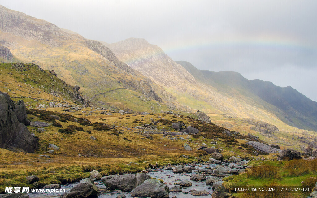 山间溪流旁的绚丽彩虹