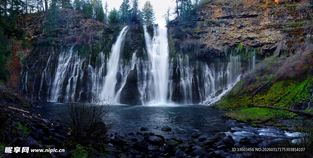 壮观山间瀑布自然美景