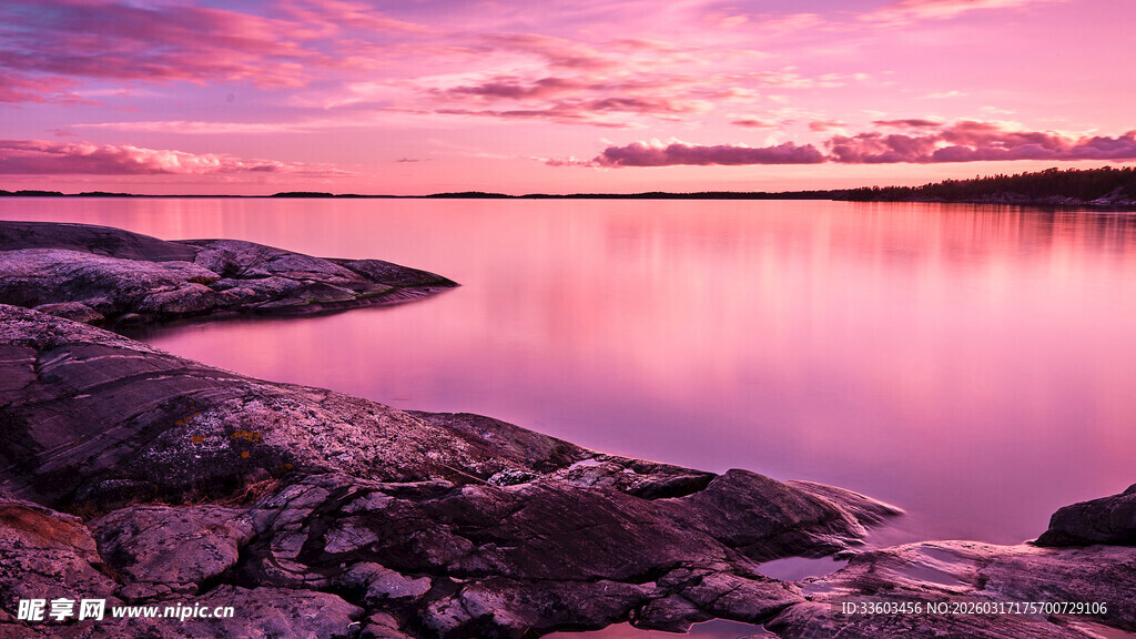 湖畔梦幻粉紫色浪漫日落