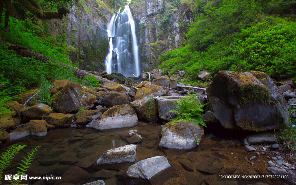 山间瀑布溪流美景