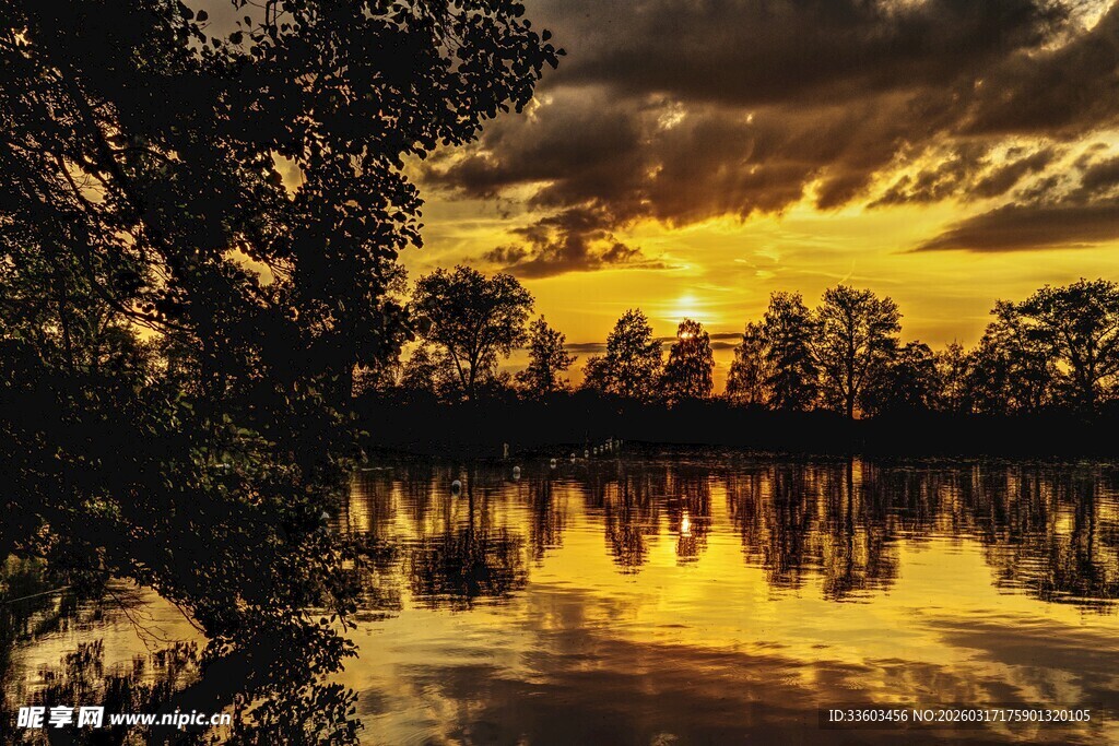 湖畔黄昏美景