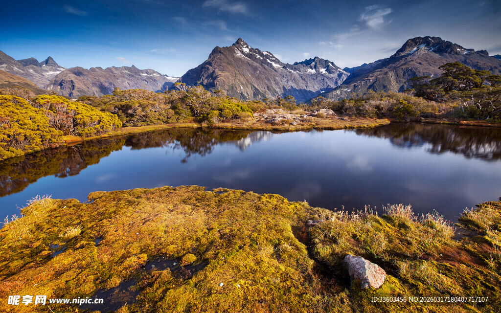 山间湖泊秋景