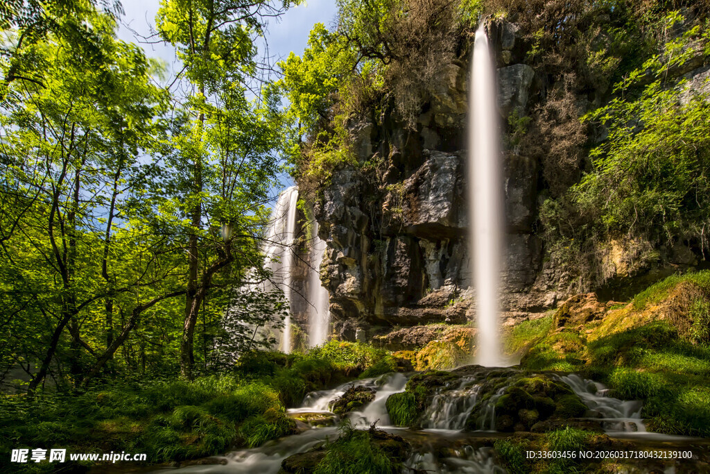 山林间的瀑布美景
