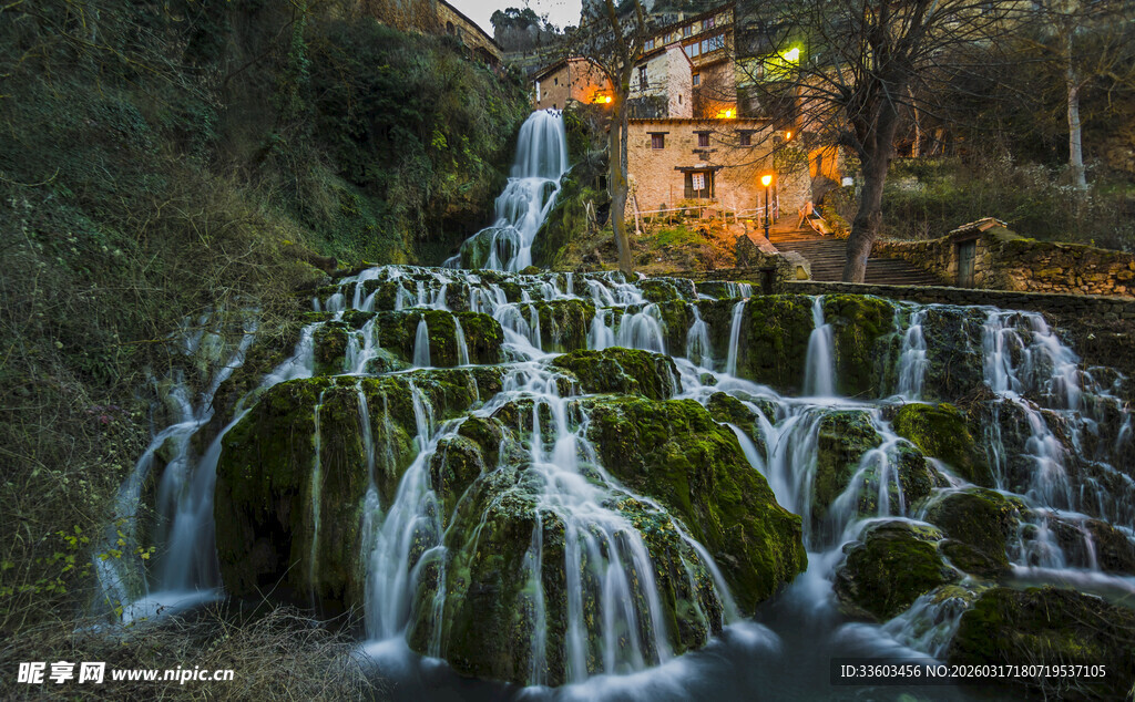山间瀑布旁的温馨小屋
