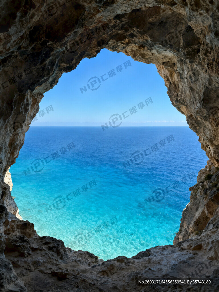 天然岩洞房间外看出去的天蓝海阔