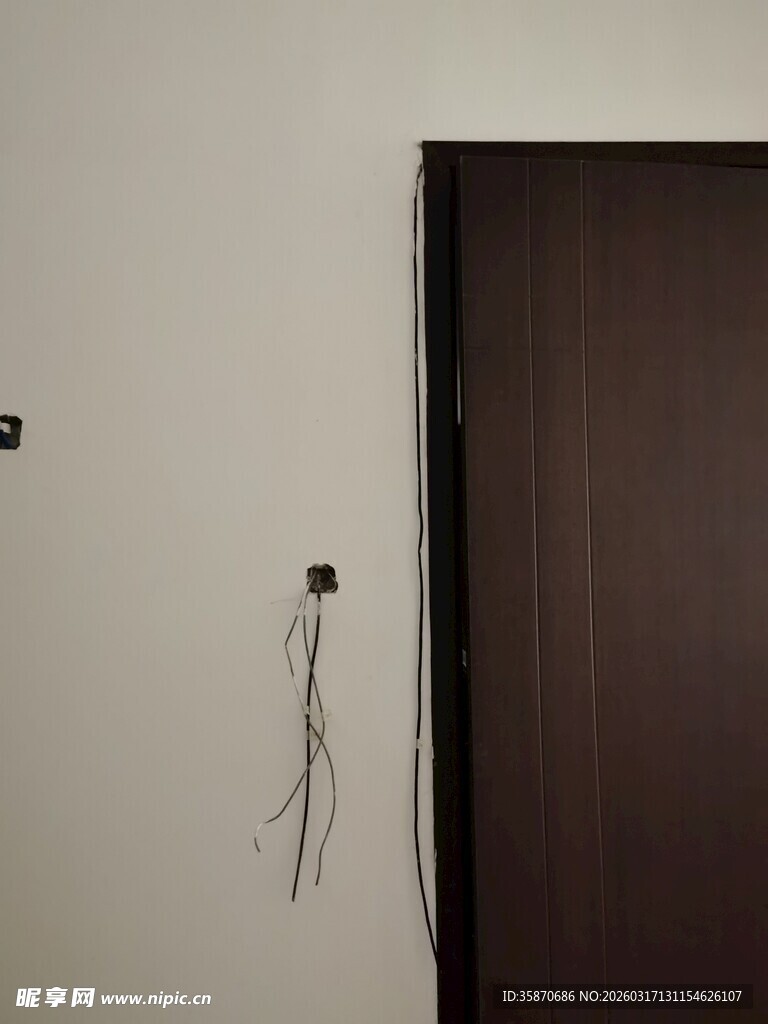 墙边电线与深色门场景