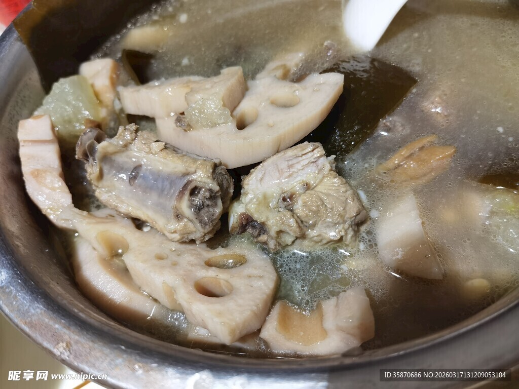 锅中炖煮的新鲜食材