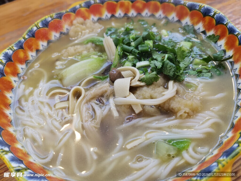 美味汤面配鲜蔬