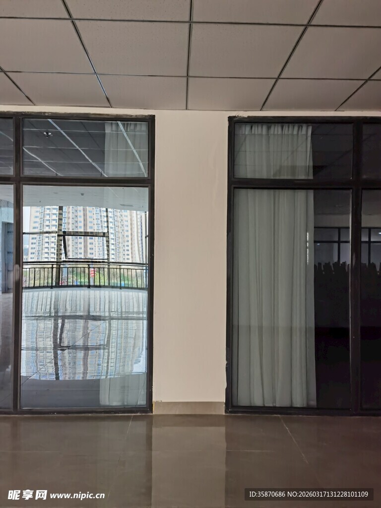 空旷室内玻璃门窗场景