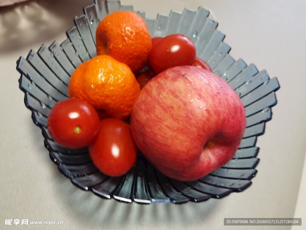 玻璃盘中的多彩新鲜水果