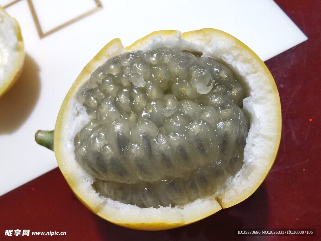 切开的热情果肉特写