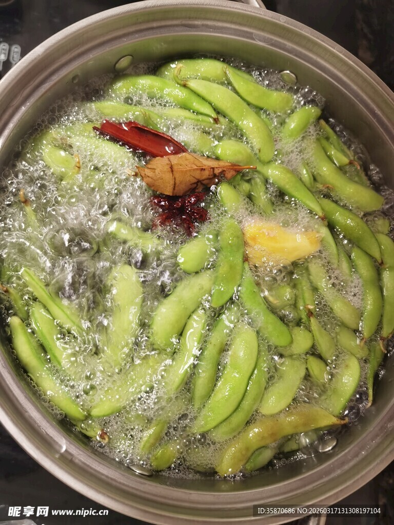 锅中煮着的新鲜毛豆