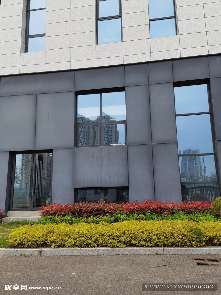 现代建筑外的多彩绿植景观