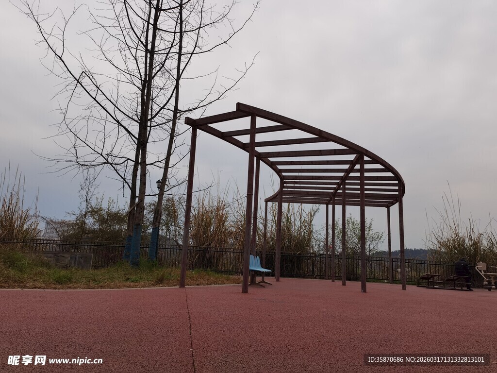 户外休闲廊架下的宁静场景