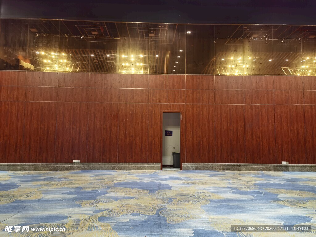 空旷室内场地地面色彩斑斓