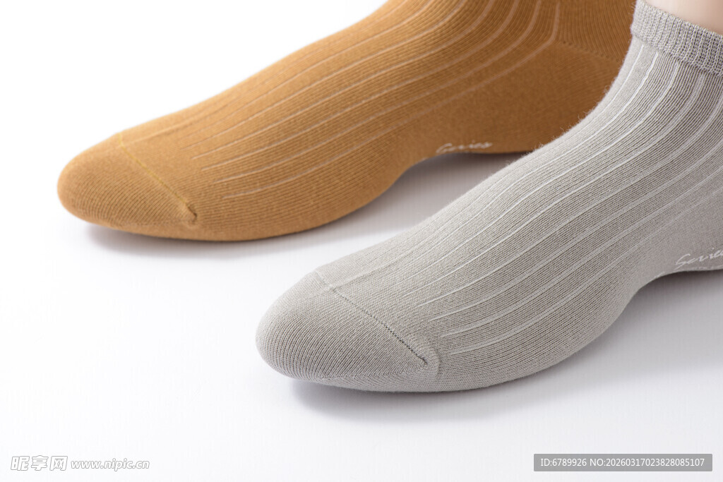 两双简约风袜子展示