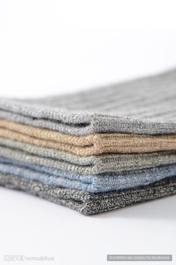 多彩叠放的棉袜特写