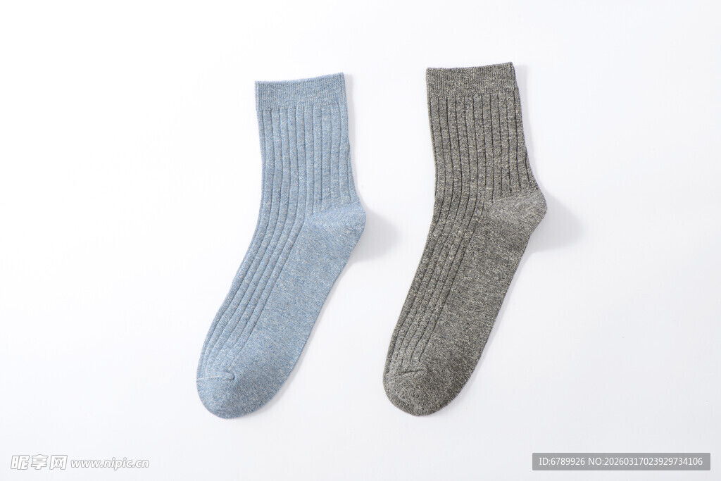 两双简约纯色袜子展示