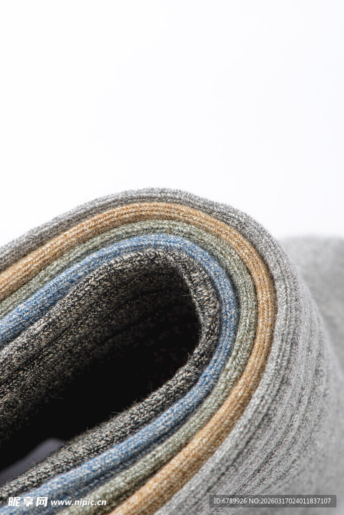 多彩叠放的卷状棉袜特写