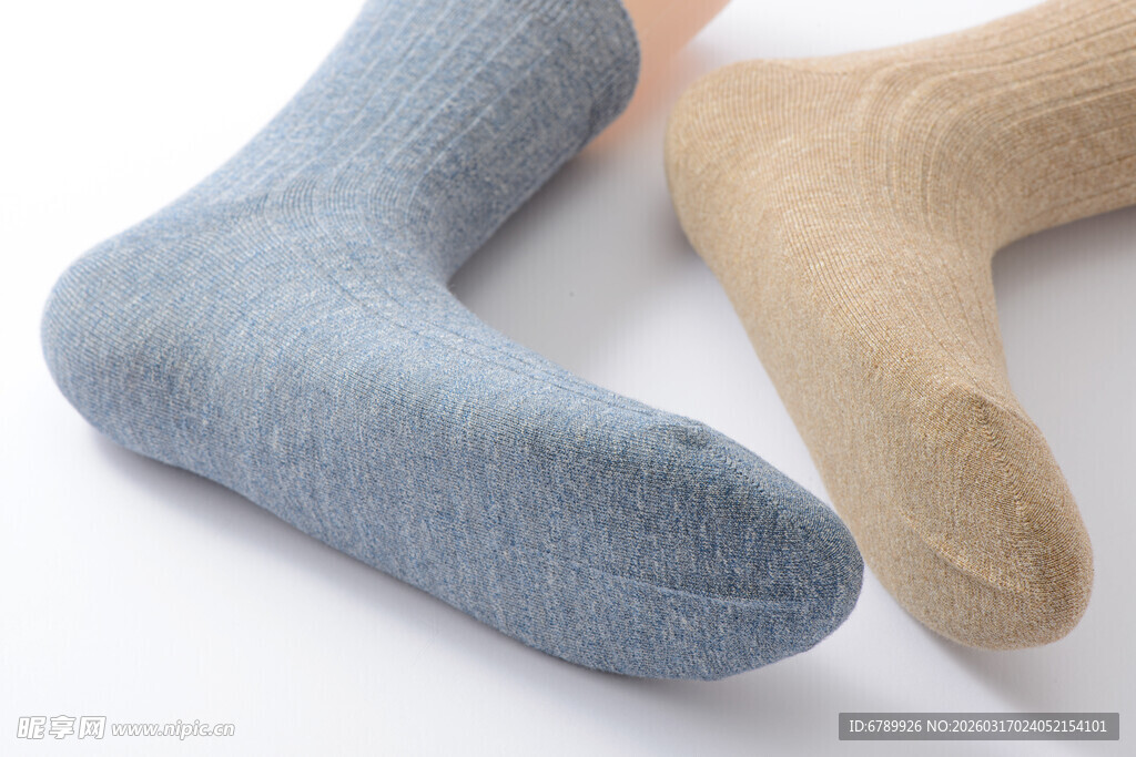 两双简约纯色袜子展示