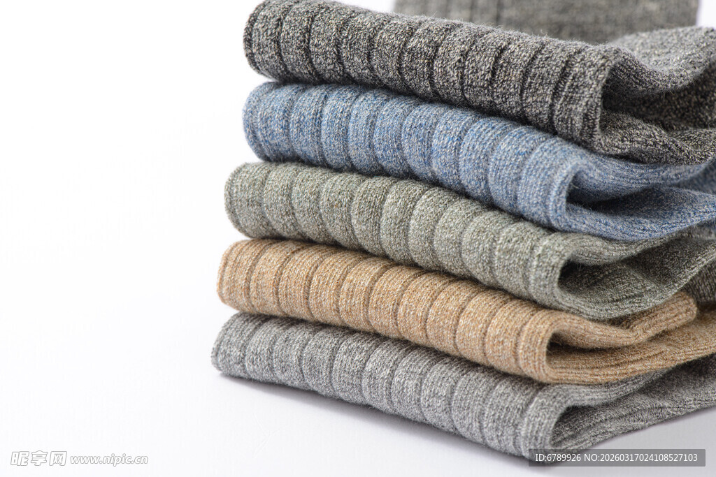 堆叠的多彩棉袜