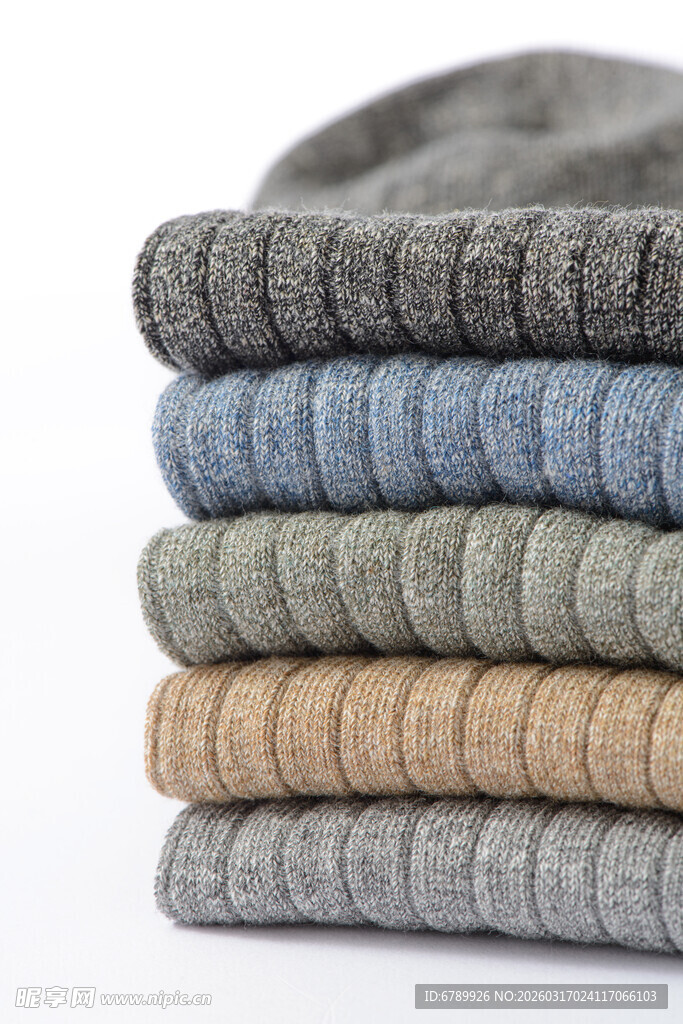 堆叠的多彩棉袜