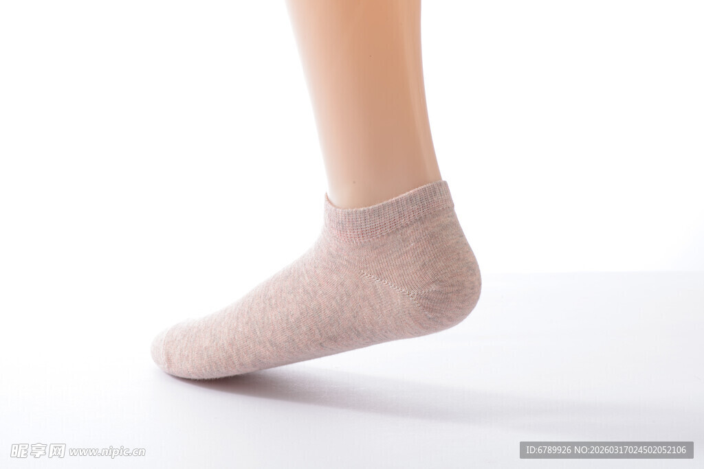 浅粉短袜展示足部优雅