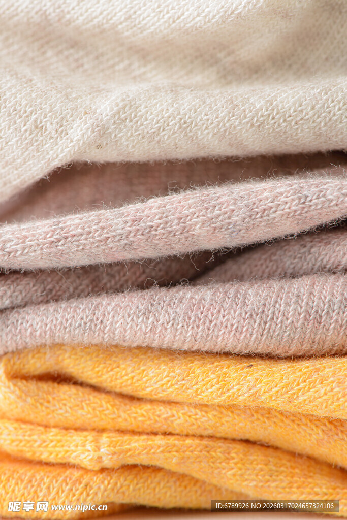 多彩叠放的棉袜