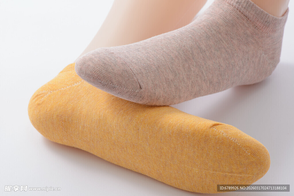 两双袜子叠放展示