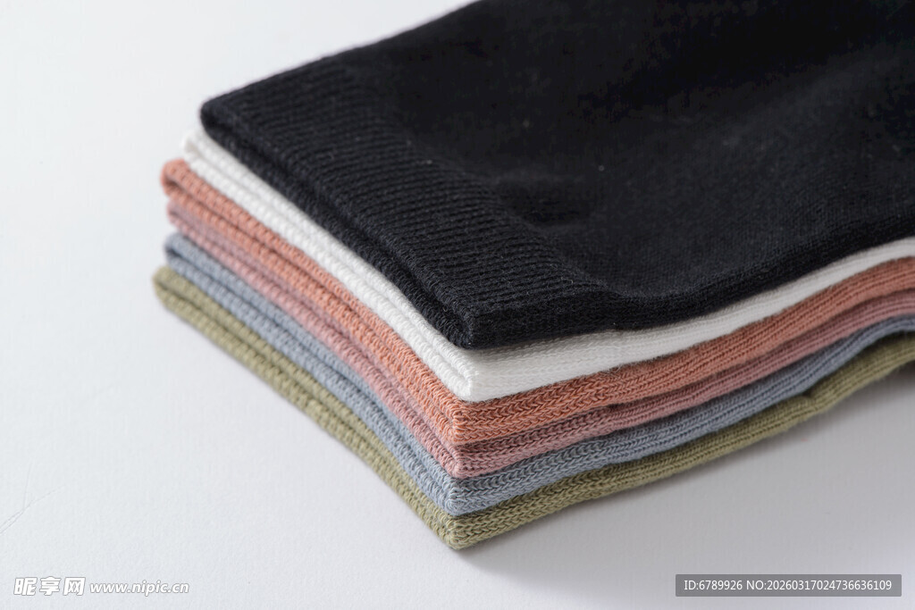 多彩叠放的棉袜