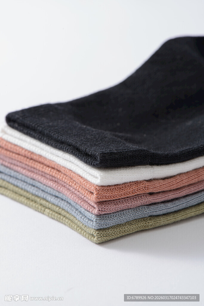 多彩叠放的时尚袜子