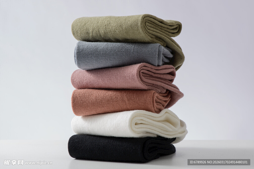 多彩叠放的棉袜