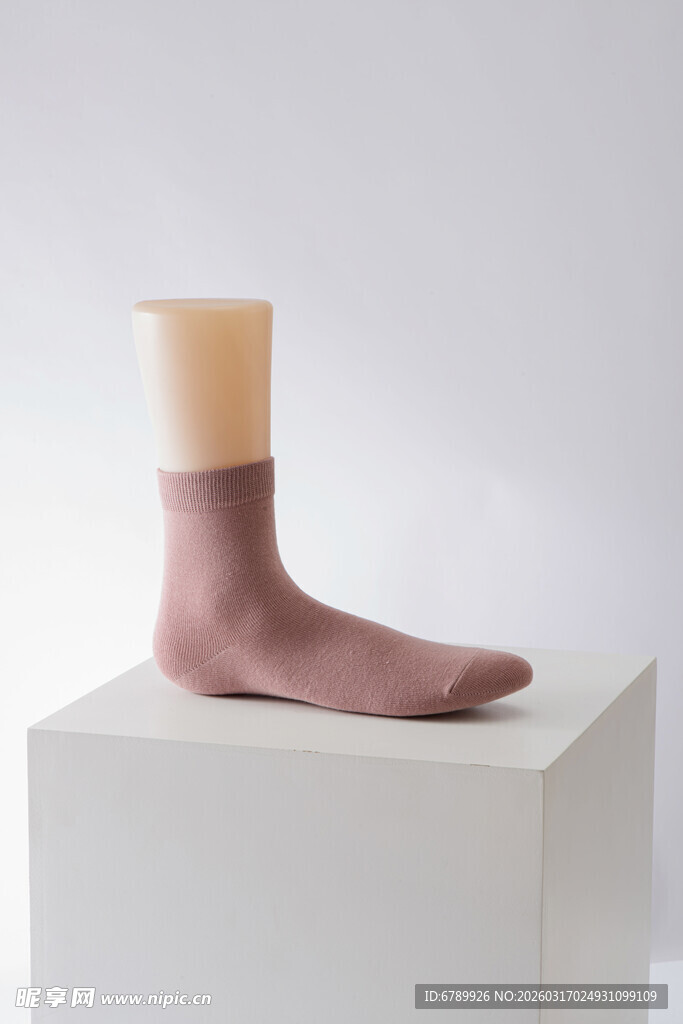 展示台上的时尚短袜
