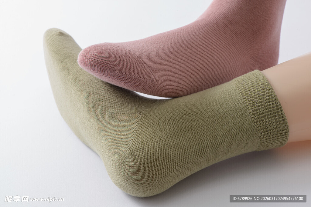 两双简约纯色袜子展示