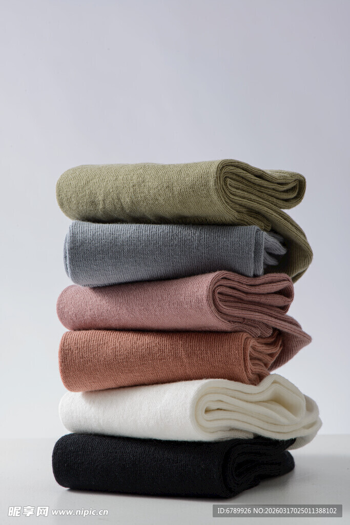 多彩叠放的柔软棉袜