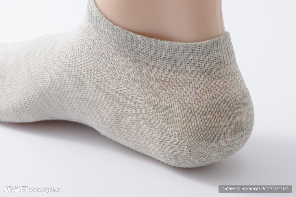 浅灰色简约低帮袜子特写