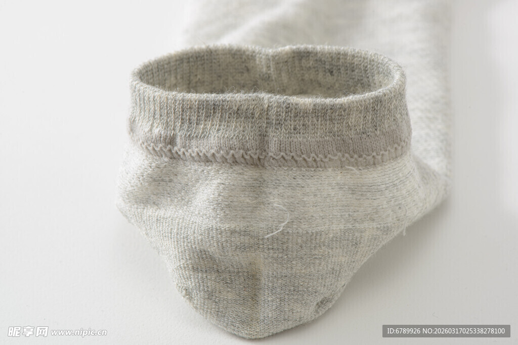 浅灰色短款袜子