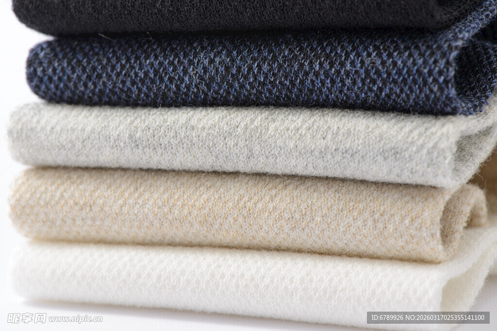 堆叠的多彩棉袜