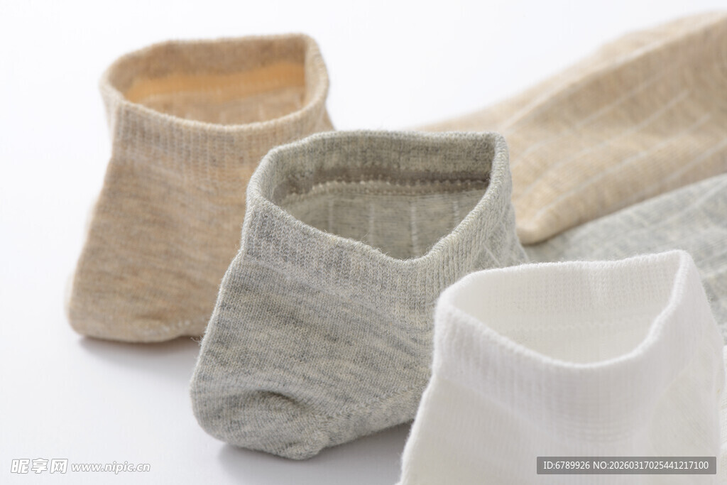 多款简约纯色袜子展示