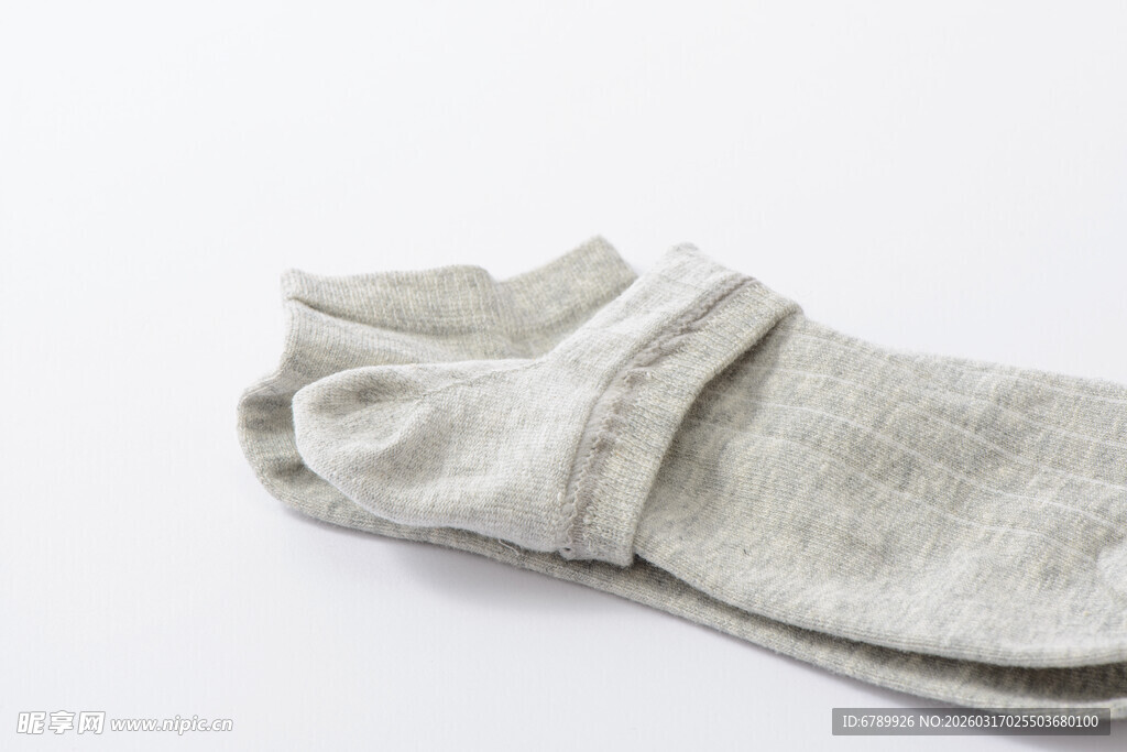 浅灰色简约袜子