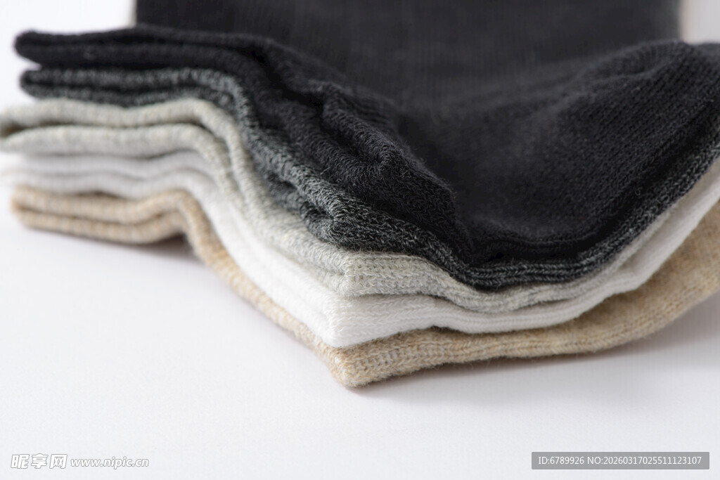 多色袜子堆叠展示