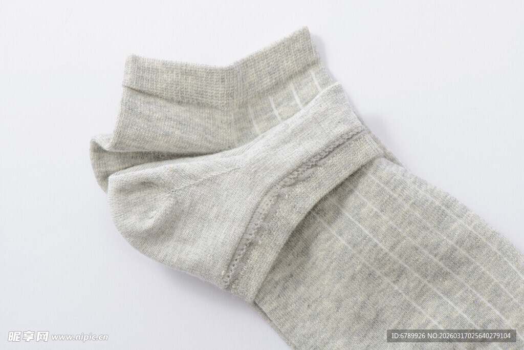 浅灰色简约款袜子
