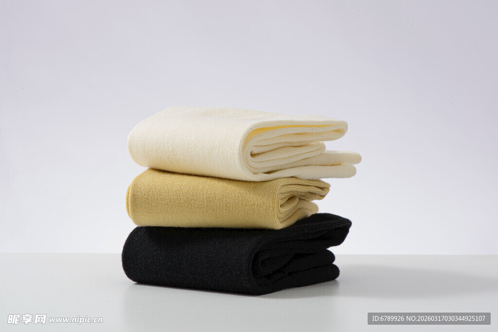 叠放的棉袜 