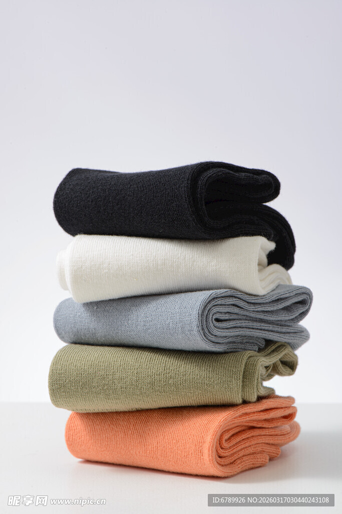 叠放的棉袜