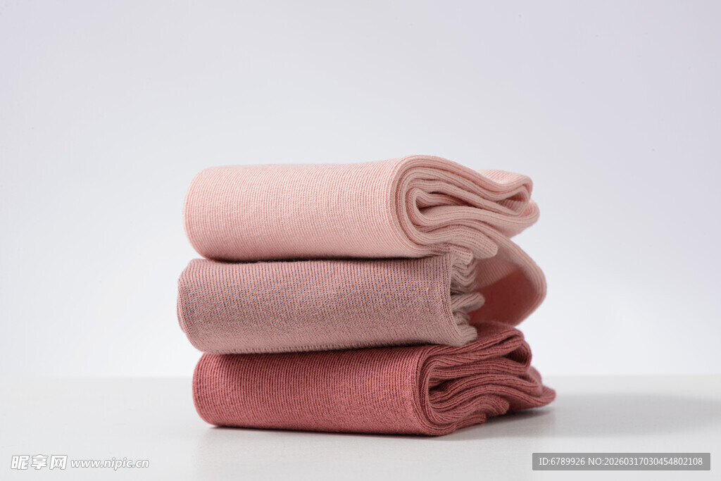 叠放的棉袜 